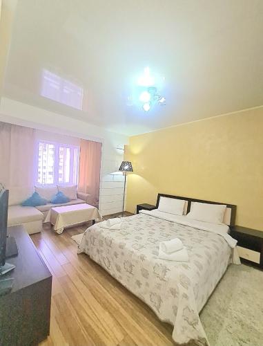 sypialnia z łóżkiem i salonem w obiekcie ismail 88 w Kiszyniowie