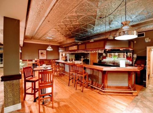 Lounge oder Bar in der Unterkunft Burleigh Falls Inn