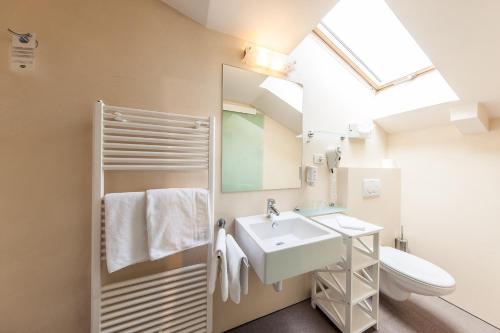 La salle de bains est pourvue d'un lavabo et d'un miroir. dans l'établissement Hotel Landhaus Innerhofer, à Schenna