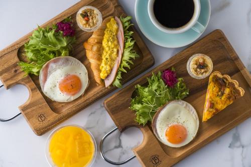 two wooden plates with eggs and bread and a cup of coffee at HOTEL 萃 the 3rd-雑餉隈駅前-無人ホテル-HOTEL SUI the third-ZASSHO-Unmanned Hotel in Fukuoka