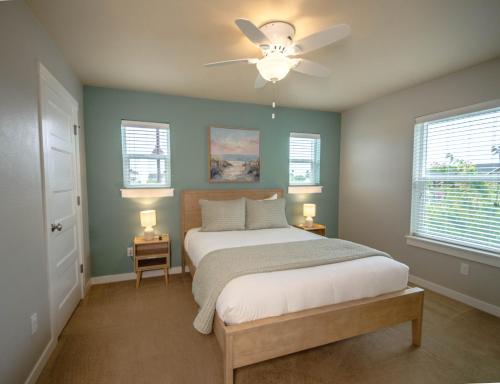 a bedroom with a bed and a ceiling fan at Hydrangea Hideaway in Ocean Shores