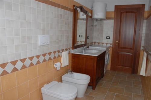 a bathroom with a toilet and a sink at Villa Rita Bed & Breakfast in Campi Salentina