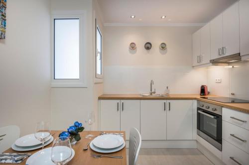 Soul of Sun - Spacious Luxury 90sqm Apartment, 2 Bathrooms, Chania Center, Private Parking Available 900m