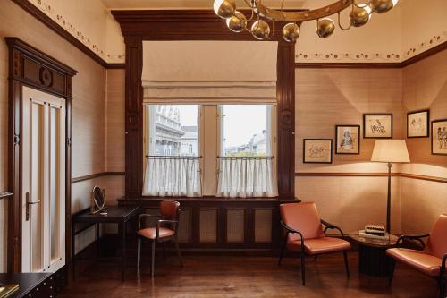 a room with a window with chairs and a table at Callas House in Budapest