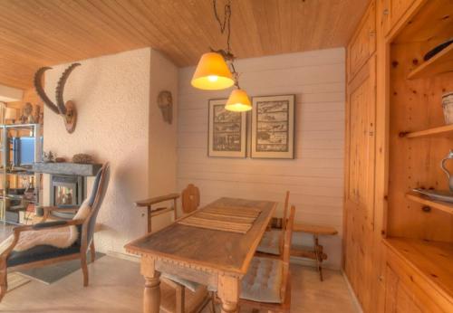 Appartement Gemeaux 204 sur la place du Village a Anzere avec vue sur les Alpes