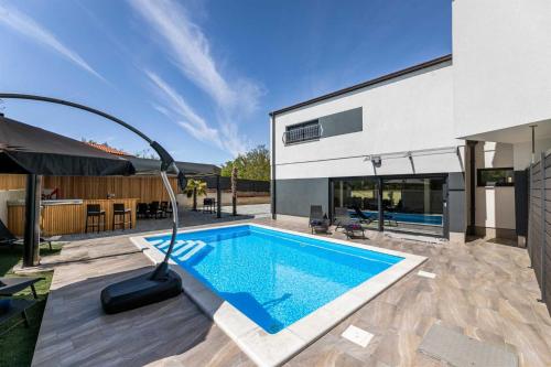 Holiday house VILLA GEORGE with heated pool