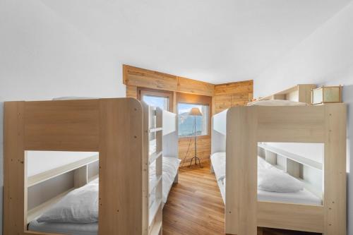 Sagittaire T06 sur la place du village a Anzere avec vue sur les Alpes