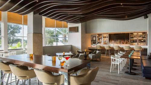 um restaurante com um grande tecto de madeira em South Shore Harbour Resort and Conference Center em League City