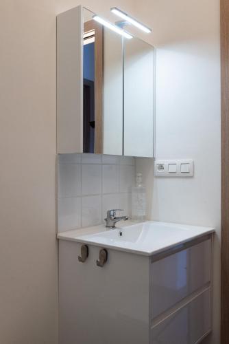 un bagno con lavandino e specchio di De Spetser a Merksplas