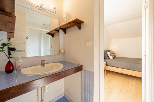 a bathroom with a sink and a bed in a room at Villa Galante in Meylan