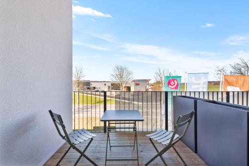 a balcony with a table and chairs on a fence at SKYRISE Apartments mit Küche, WLAN & Parkplatz - ruhige Lage in Bad Wörishofen