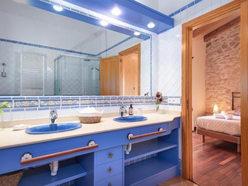 a bathroom with two sinks and a large mirror at S'hort d'en Bonet in Santanyi