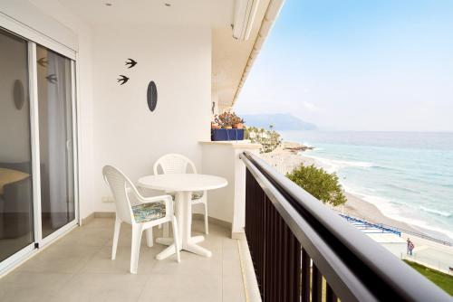 Arce I 26 - Beachfront Apartment with Stunning Sea Views & Pool