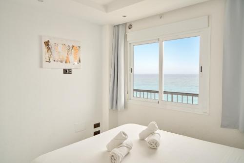 Arce I 26 - Beachfront Apartment with Stunning Sea Views & Pool
