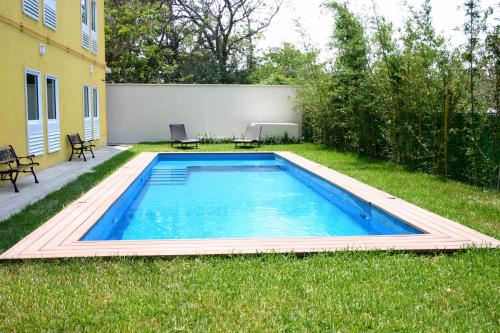 uma piscina no quintal de uma casa em Hotel Urbainn em Veracruz