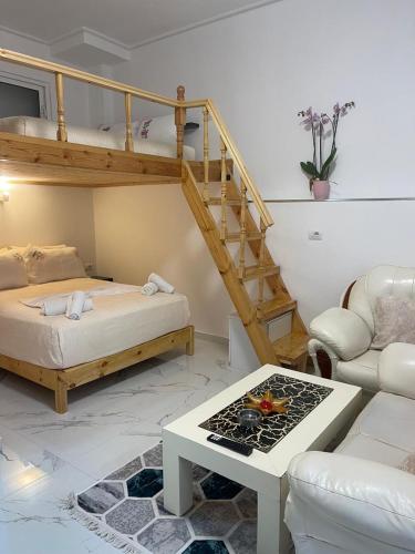 un salon avec un lit superposé et un canapé dans l'établissement Vila Basho, à Saranda