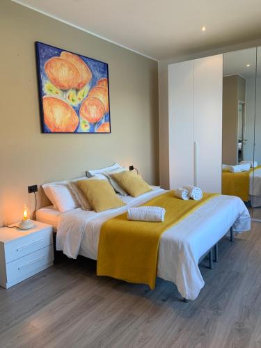 a bedroom with a large bed and a painting on the wall at Top Lake View in Faggeto Lario 