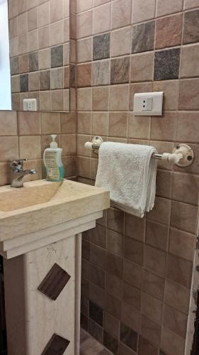 a bathroom with a sink and a mirror at Byblos inn, jbeil ,Fidar in Al Fīdār