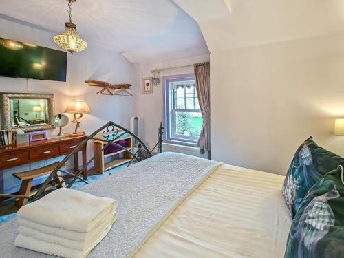 a bedroom with a bed and a desk at 2 Bed in Morpeth oc-l35201 in Morpeth