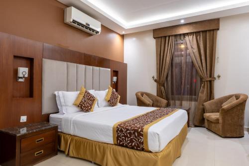 a hotel room with a bed and two chairs at Al Muhaidb Residence Al Malaz 1 - Economic in Riyadh