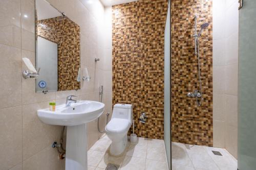 a bathroom with a toilet and a sink and a shower at Al Muhaidb Residence Al Malaz 1 - Economic in Riyadh