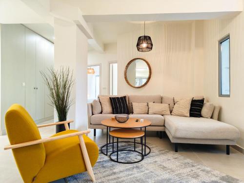 Vibrant Flat in Voula Center
