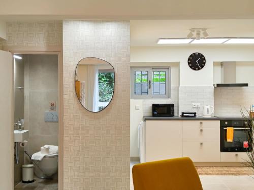 Vibrant Flat in Voula Center