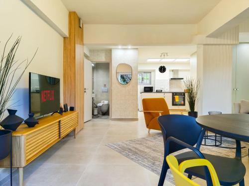 Vibrant Flat in Voula Center