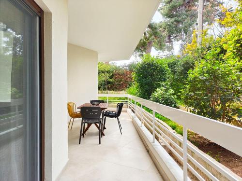 Vibrant Flat in Voula Center