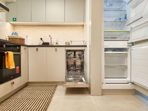 Vibrant Flat in Voula Center