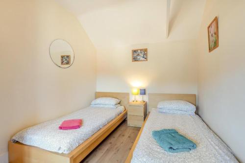 two twin beds in a room with a mirror at 2 Bed in Hastingleigh oc-c36343 in Hastingleigh