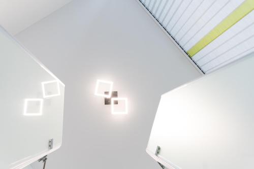 a room with white walls and a skylight at Black & White in Ilmmünster