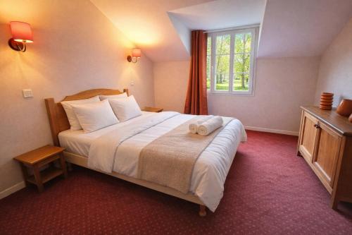 a bedroom with a large bed with a window at Duplex pour 2-4 personnes à Monflanquin - Piscine - Terrasse - Parking - Campagne - Lot-et-Garonne - draps inclus in Monflanquin