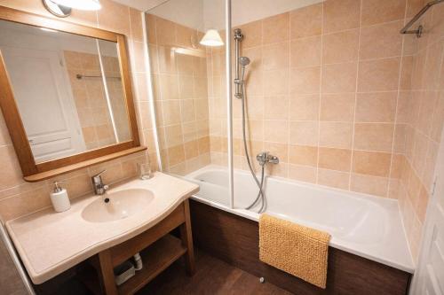 a bathroom with a sink and a bath tub at Duplex pour 2-4 personnes à Monflanquin - Piscine - Terrasse - Parking - Campagne - Lot-et-Garonne - draps inclus in Monflanquin