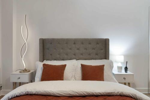 a bedroom with a large bed with two night stands at Alaska apartmans in London