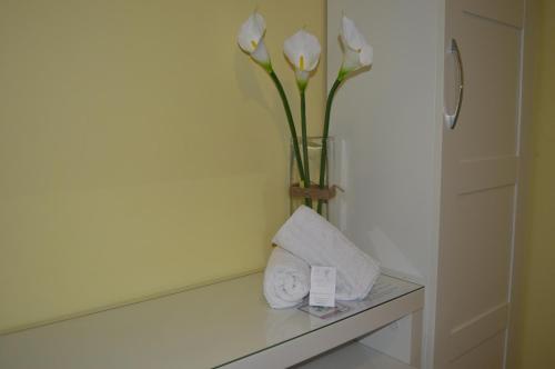 a white towel sitting on top of a white dresser at The Way Hotel Molinaseca in Molinaseca