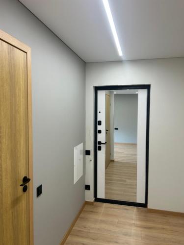an empty room with a door and a hallway at Апартаменты Toome в Кохтла-Ярве in Ahtme