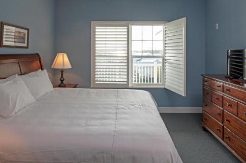 Bluewater by Spinnaker Resorts tesisinde bir odada yatak veya yataklar