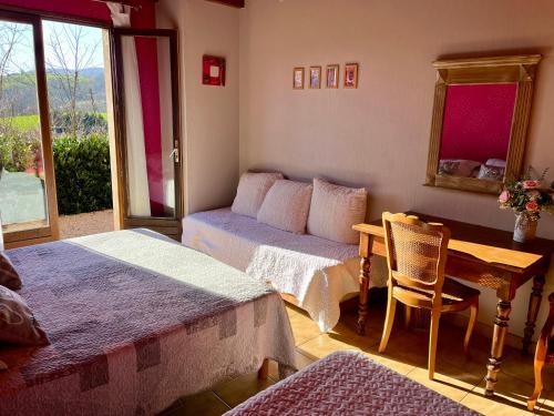 a room with two beds and a table and a table sidx sidx sidx at Gîte LES GOUTTES 2 chambres 2 SDB in Courzieu