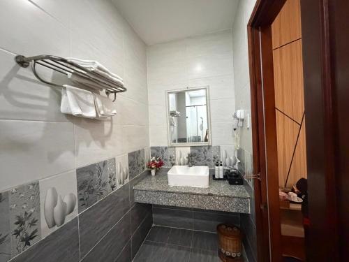 a bathroom with a sink and a mirror at Phi Long Hotel in Tuy Hoa