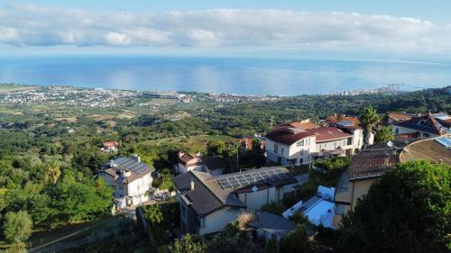a group of houses on a hill next to the water at Casa di Tota - Affittacamere in Vibo Valentia