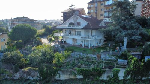a white house on top of a hill at Casa di Tota - Affittacamere in Vibo Valentia