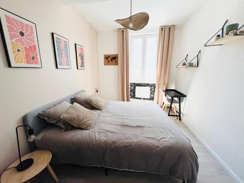 a bedroom with a bed and a desk in it at Le Petit Boursiers - hyper centre in Castres