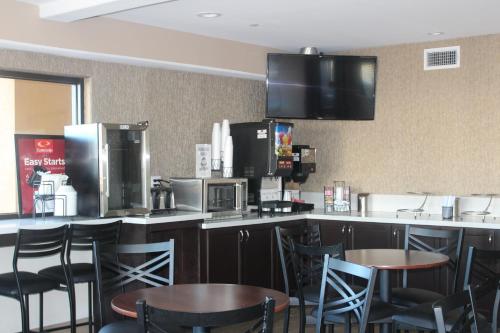 a restaurant with chairs and a bar with a microwave at Americas Best Value Inn-Near NRG Park/Medical Center in Houston