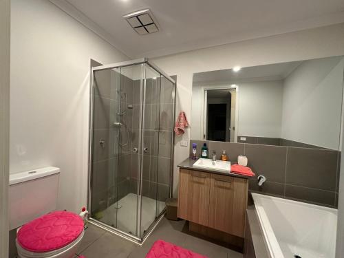 ein Badezimmer mit Dusche, Toilette und Waschbecken in der Unterkunft Your Guest House in Tarneit