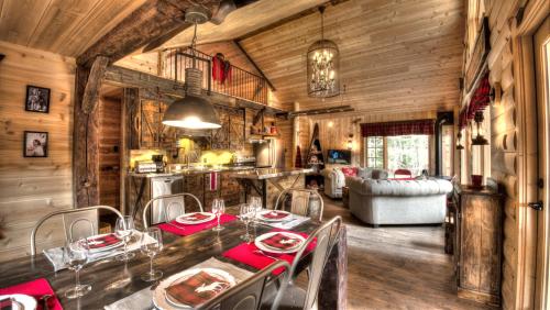 A restaurant or other place to eat at Le Bivouac - Les Chalets Spa Canada
