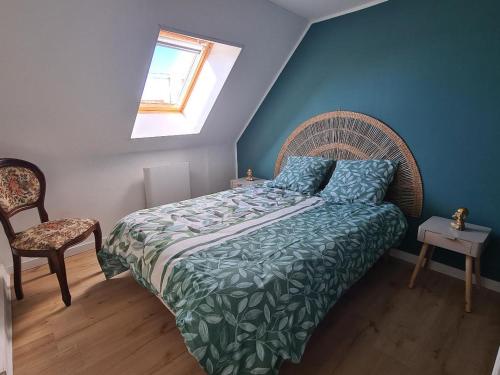 a bedroom with a bed and a window at Le gîte "Hélaine" Charme, tranquillité, proche mer in Saint-Germain-sur-Ay