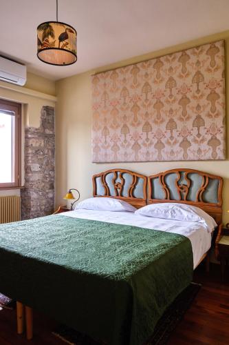 Un pat sau paturi într-o cameră la Locanda Borgo Colmello