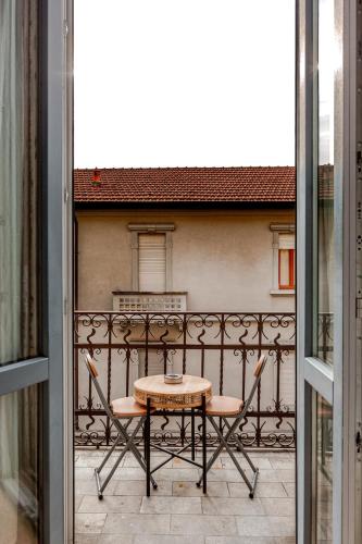 Elegant Oasis 10 min Central Station with Balcony e WIFI near M1 Rovereto