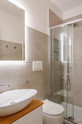 Elegant Oasis 10 min Central Station with Balcony e WIFI near M1 Rovereto